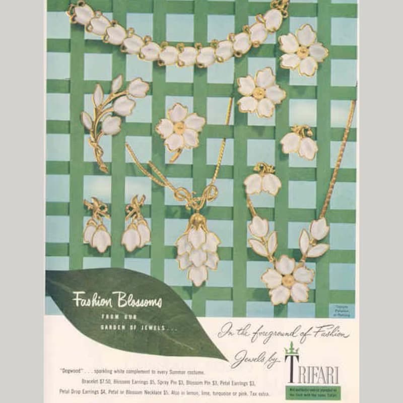 RARE! Crown Trifari Antique White Glass Flower Dogwood Rose Necklace signed 1950