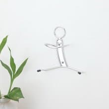 人型吹風機架，擺脫單調的線條，更添生活律動，懷抱著吹風機前進吧！