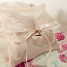 浪漫婚禮必備。簡約綁帶戒枕