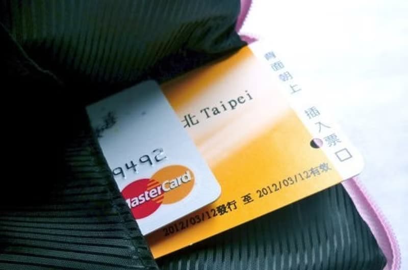 坐著的小孩 / 水果鮮奶油蛋糕 （拉鍊包附腕帶：智慧型手機包、數位相機包、證件套、零錢包、雜物包、小物收納包）