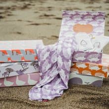 MILKBARN 新生兒有機棉彌月禮盒 - 內含包巾長袍以及帽子