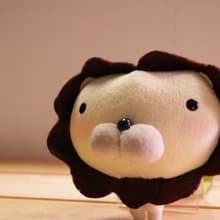 Bucute 擦拭手機螢幕┃日葵獅手機吊飾┃附耳機塞┃禮物