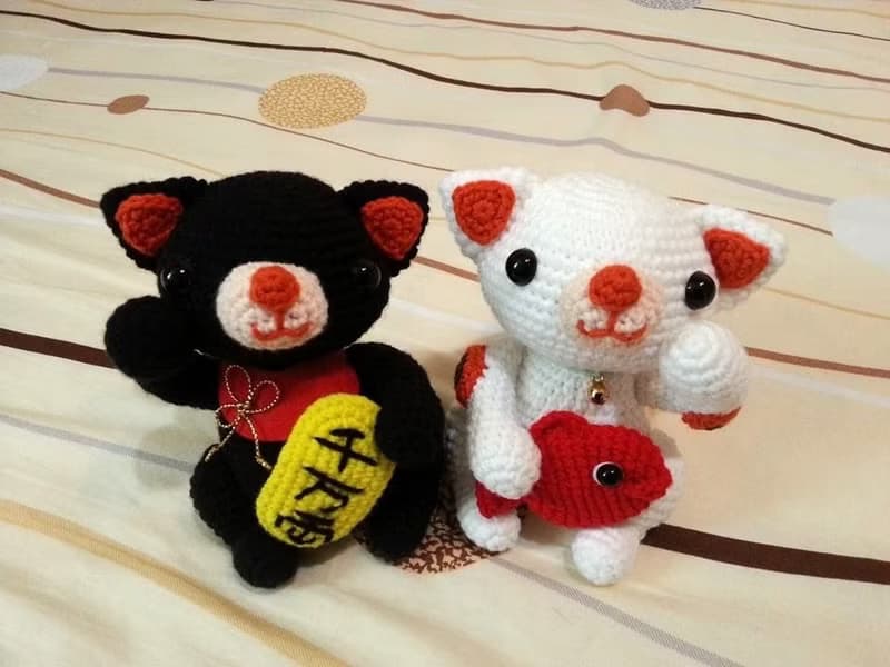 【Knitting】帶來幸福的招財貓(白色母貓紅金魚款)