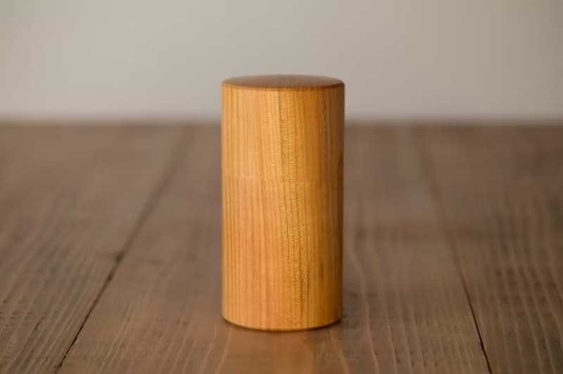 ろくろ挽きの欅の木の茶筒　大