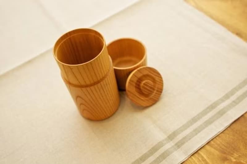 ろくろ挽きの欅の木の茶筒　大