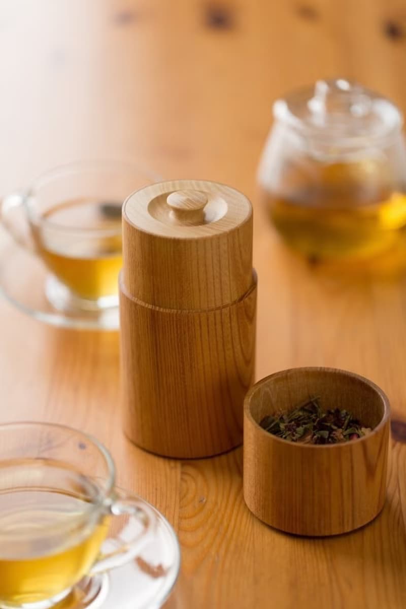 ろくろ挽きの欅の木の茶筒　大