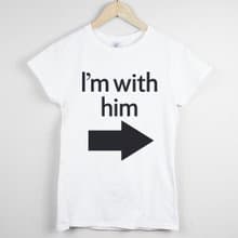 I'm with him短袖T恤-2色 我跟他在一起情人七夕禮情侶設計文字
