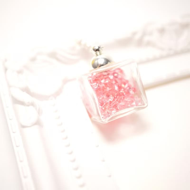 A Handmade 粉紅色正方體玻璃頸鏈