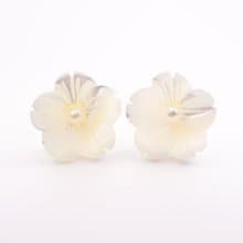 A Handmade 白色貝殼花配珍珠耳環