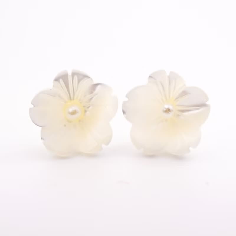 A Handmade 白色貝殼花配珍珠耳環