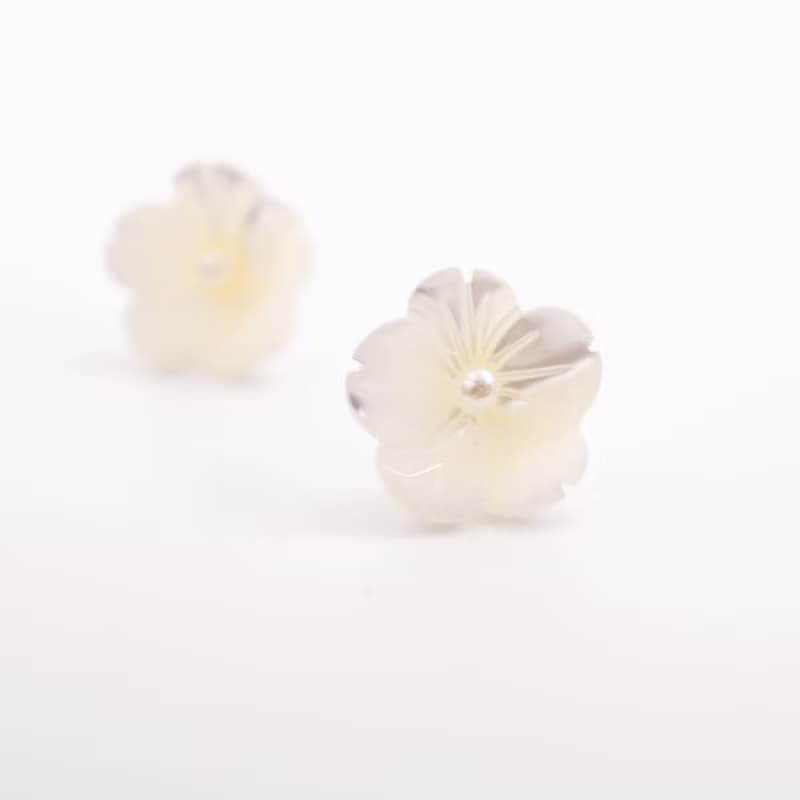 A Handmade 白色貝殼花配珍珠耳環