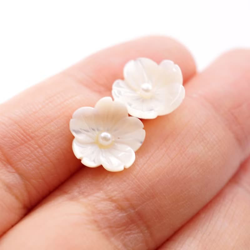 A Handmade 白色貝殼花配珍珠耳環