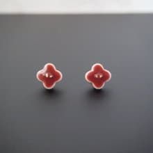 ぷっくり小花のピアス (ボルドー) ピアス / イヤリング