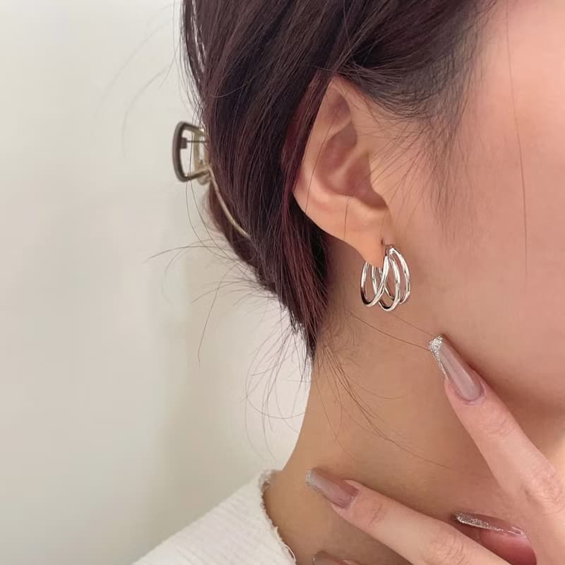 Linked Together 3 Circles Studs Earrings Women Simple Fashion Glossy Silver Brin