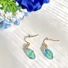 ドライフラワーのレジンピアス　イヤリング　ブルー