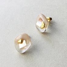 シアーベージュ天然貝ピアス/イヤリング