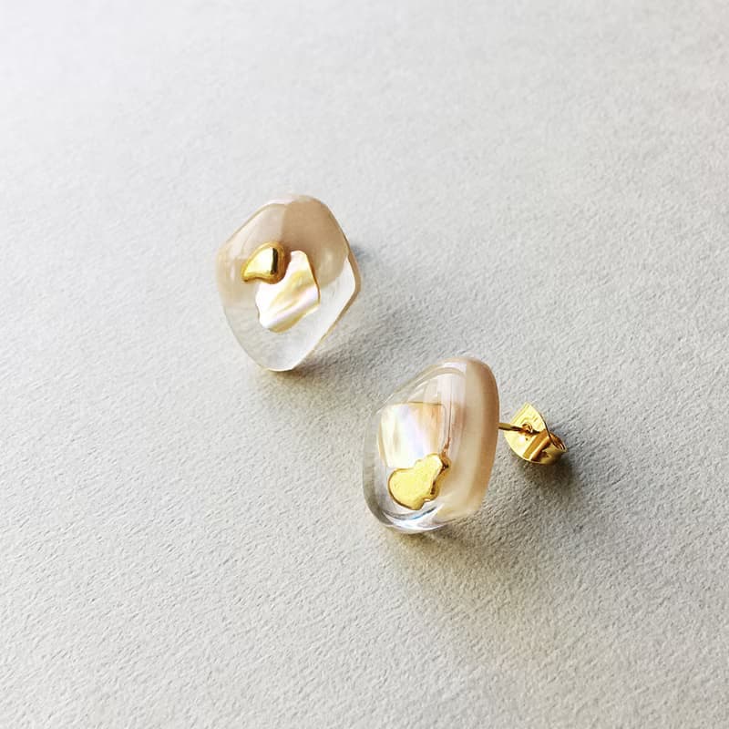 シアーベージュ天然貝ピアス/イヤリング