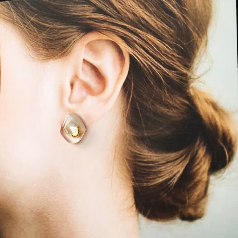 シアーベージュ天然貝ピアス/イヤリング