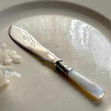 50638-典雅古董珍珠母貝柄鍍銀奶油刀