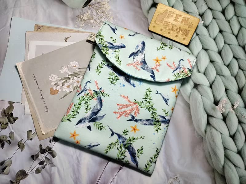 袋物系列-韓國棉布蒂芬妮綠海洋鯨魚海草款-7.8吋電子書保護套-