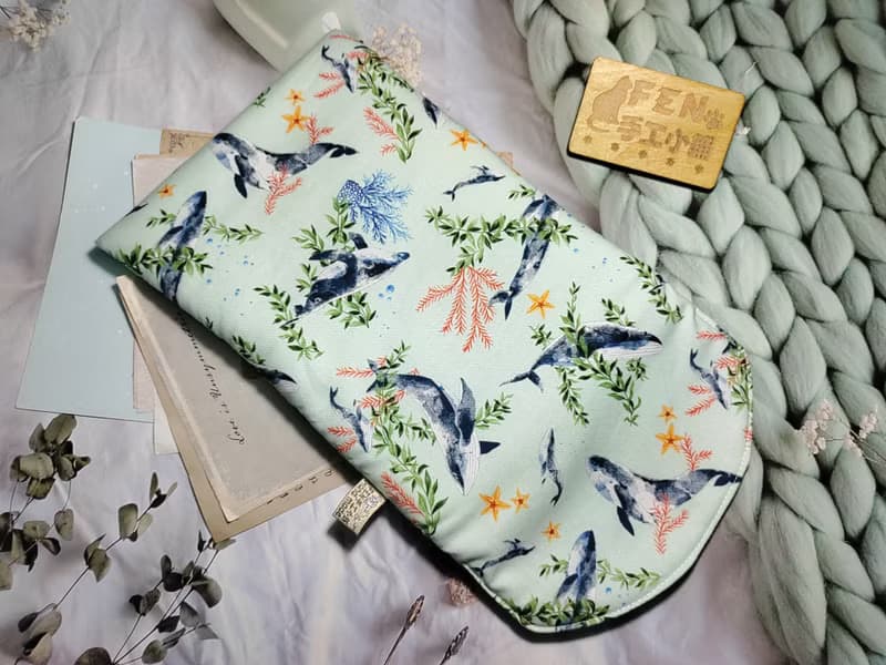袋物系列-韓國棉布蒂芬妮綠海洋鯨魚海草款-7.8吋電子書保護套-