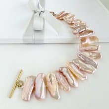 艶やかなピーチピンク フェザーパールのブレスレット 琵琶パール・ケシパール