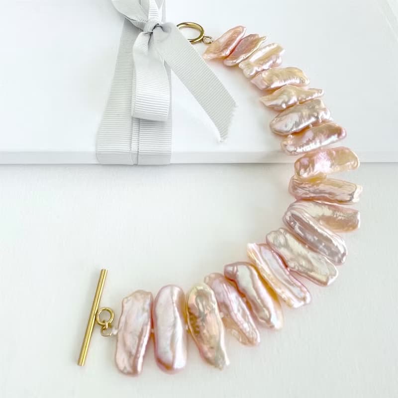 艶やかなピーチピンク フェザーパールのブレスレット 琵琶パール・ケシパール