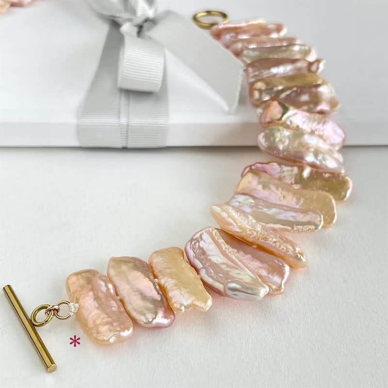 艶やかなピーチピンク フェザーパールのブレスレット 琵琶パール・ケシパール