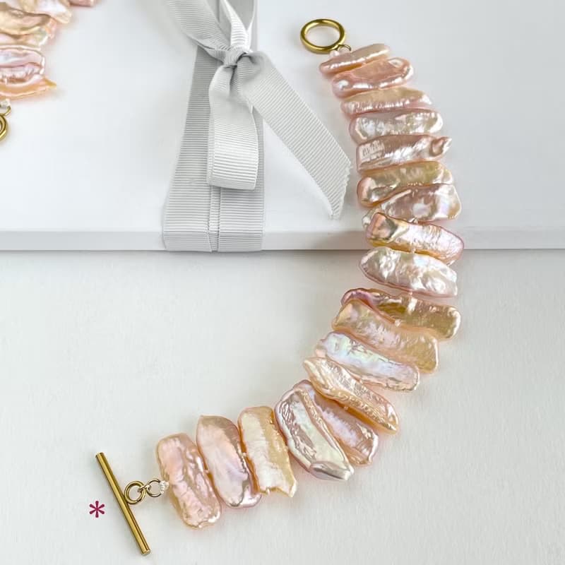 艶やかなピーチピンク フェザーパールのブレスレット 琵琶パール・ケシパール