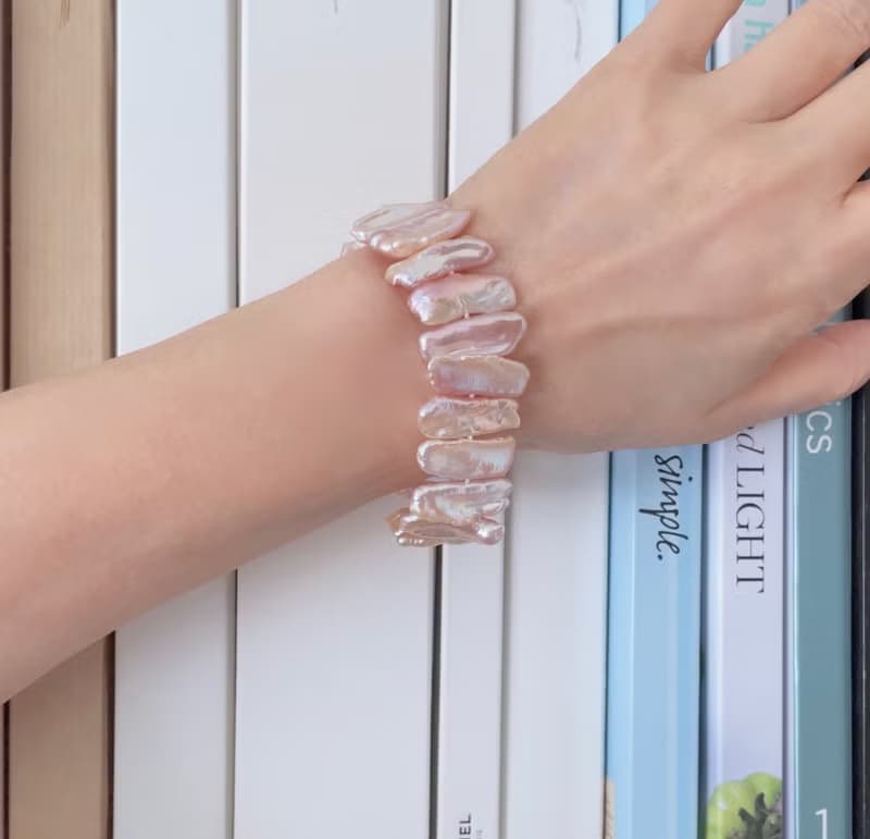 艶やかなピーチピンク フェザーパールのブレスレット 琵琶パール・ケシパール