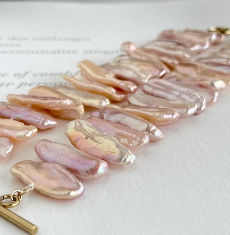 艶やかなピーチピンク フェザーパールのブレスレット 琵琶パール・ケシパール