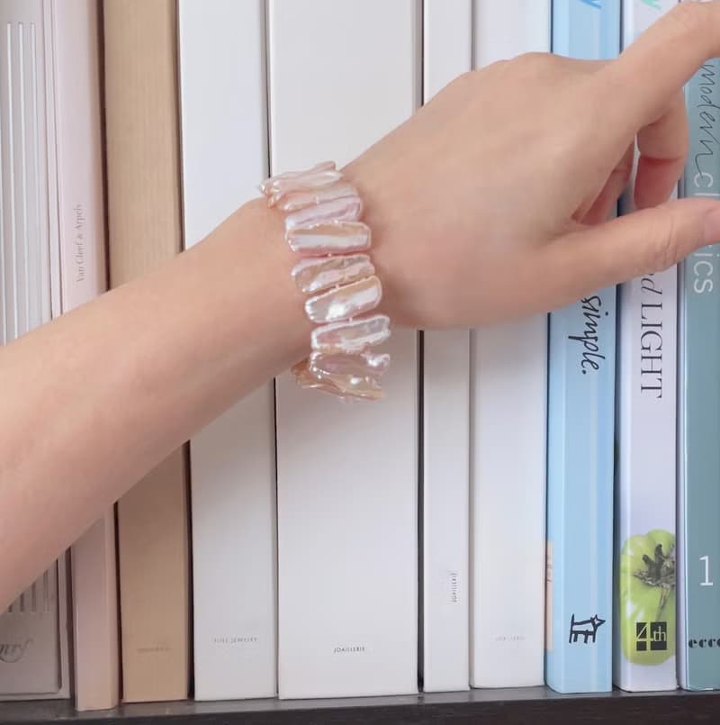 艶やかなピーチピンク フェザーパールのブレスレット 琵琶パール・ケシパール