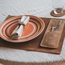 皮革餐墊 – 質樸耐用的餐桌佈置