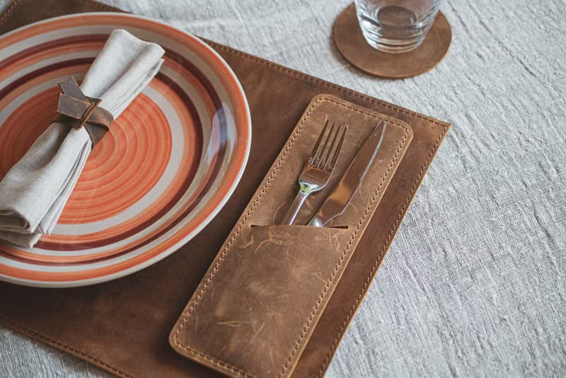 皮革餐墊 – 質樸耐用的餐桌佈置