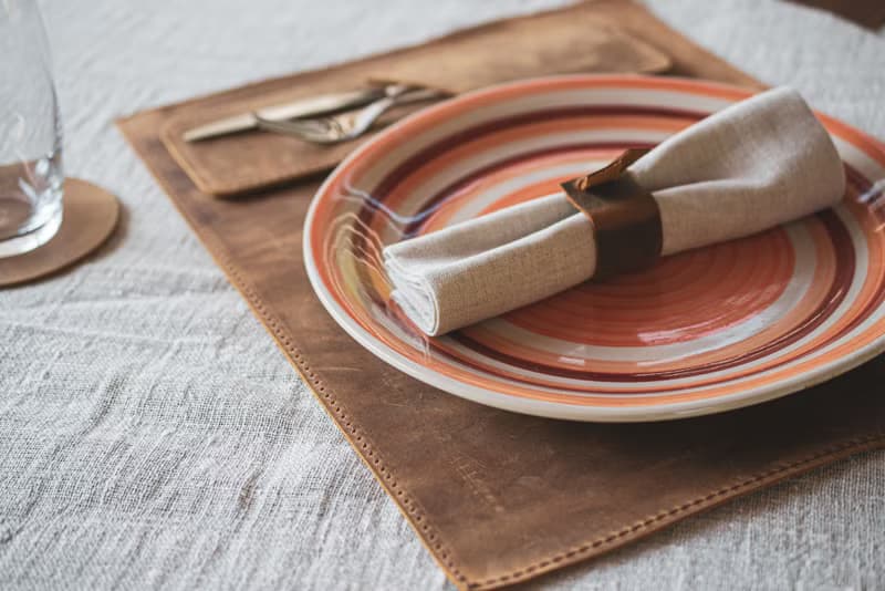 皮革餐墊 – 質樸耐用的餐桌佈置