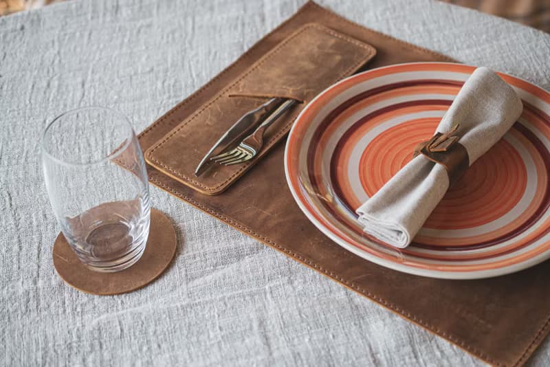 皮革餐墊 – 質樸耐用的餐桌佈置