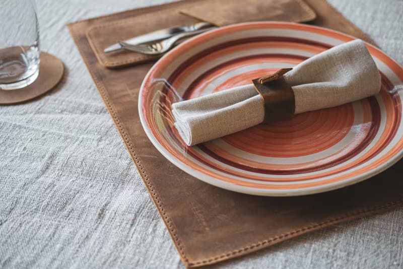 皮革餐墊 – 質樸耐用的餐桌佈置