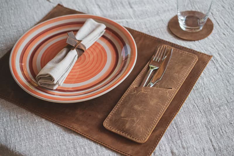 皮革餐墊 – 質樸耐用的餐桌佈置