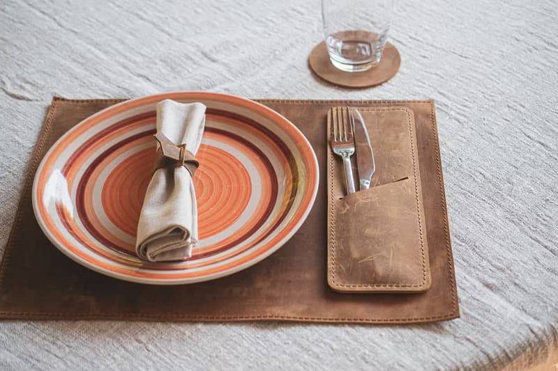 皮革餐墊 – 質樸耐用的餐桌佈置