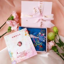 Mother & Daughter 【母親節禮盒】魚意花絲巾、絲巾扣粉紅禮盒
