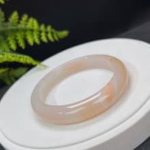 精品 溏心瑪瑙手镯 59+MM 冰潤粉白飄橘千層 玉髓手環 自然平和