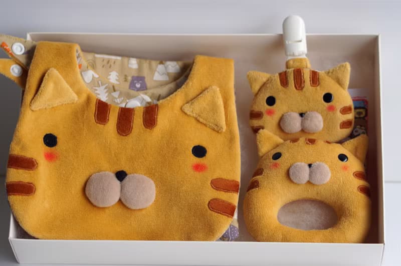 Bucute虎寶寶的彌月禮盒組/口水巾/護身符/手搖鈴/彌月