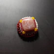 とても軽いおゃべりなブローチ32 ビーズ刺繍のブローチ　マルチカラー