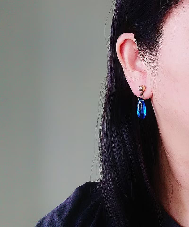 vintage jewelry  AVON 晶瑩藍光仿石垂墜 夾式耳環