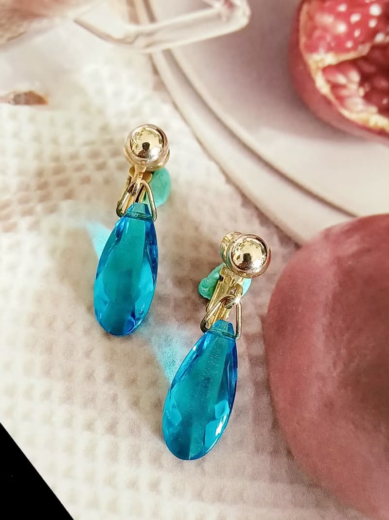 vintage jewelry  AVON 晶瑩藍光仿石垂墜 夾式耳環