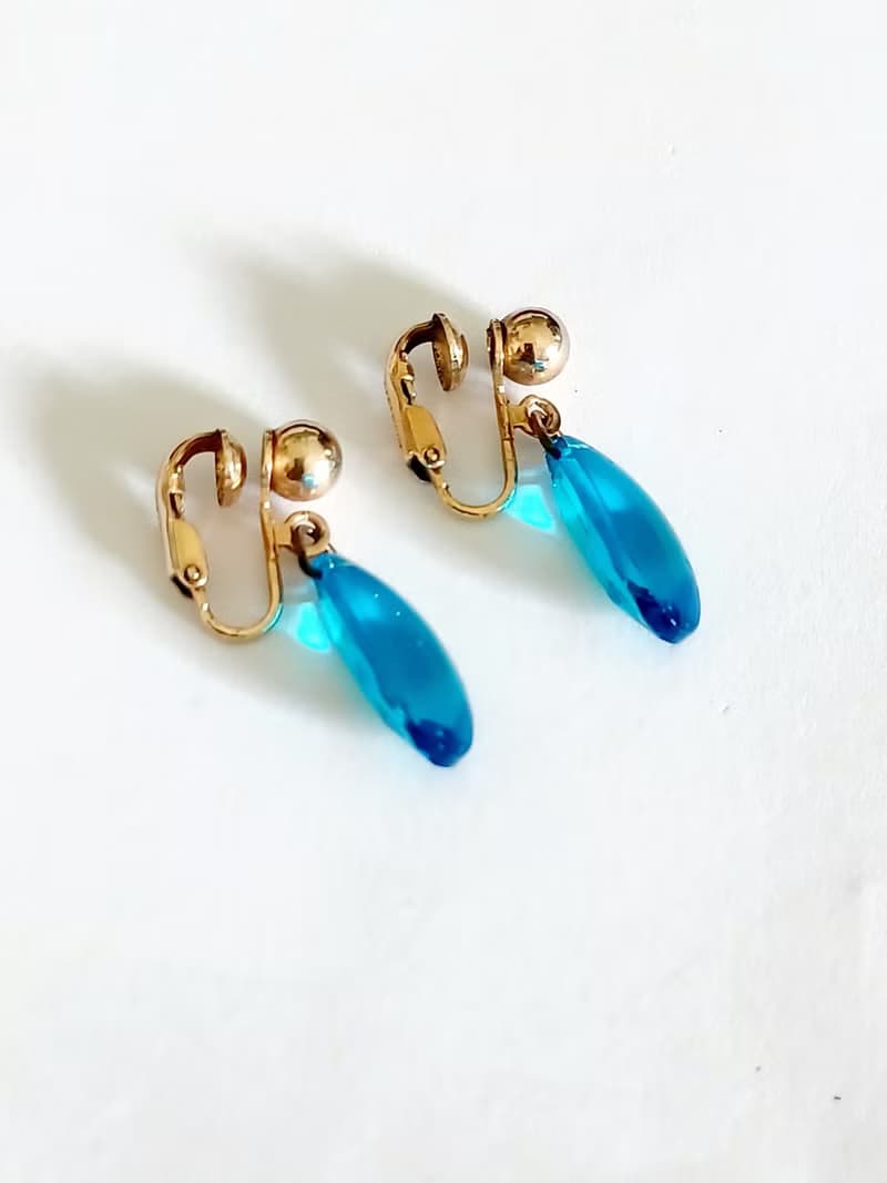vintage jewelry  AVON 晶瑩藍光仿石垂墜 夾式耳環