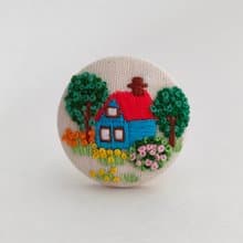 赤い屋根の家とお庭刺繍ブローチ