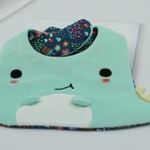 Bucute小恐龍的彌月禮盒組/口水巾/護身符/手搖鈴/彌月