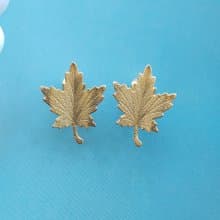 【西洋古董飾品 】金色調 細緻 小楓葉 葉子形 夾式耳環