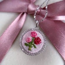 Bouquet of roses 玫瑰花束刺繡純銀項鍊